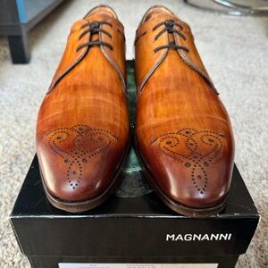 MAGNANNI “CORDERO” MEDALLION-TOE OXFORD LACE-UPS W/BRAIDED DETAIL - 10